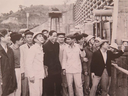 Đồng chí Lê Duẩn thăm Công trình thủy điện Thác Bà, năm 1972. Ảnh tư liệu .